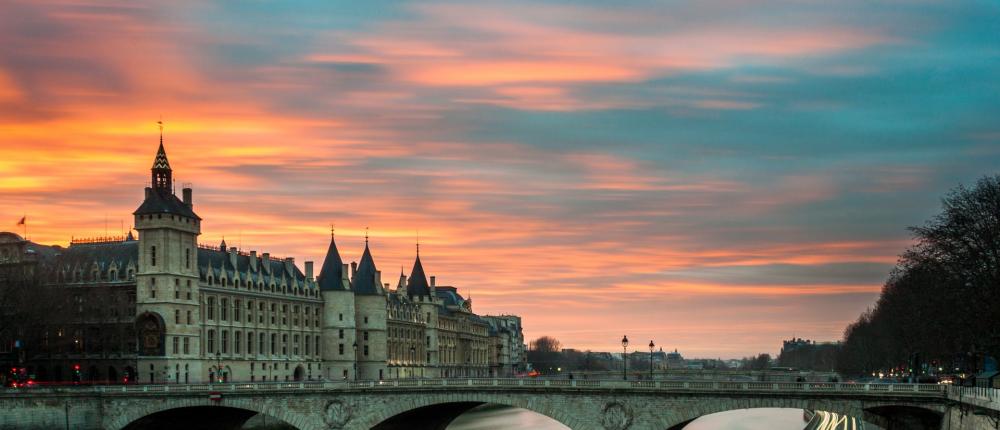 Discovering Paris bridge by bridge ...